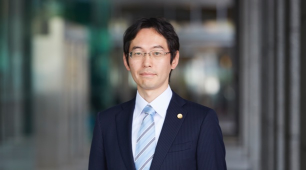 江鳩孝二弁護士の写真